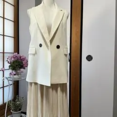 アイボリー ダブルボタン ノースリーブジャケット　ZARA XSですが大きめ