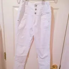 白のスキニーパンツ