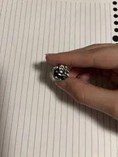 黒いボタンの指輪だよ