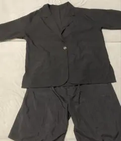 黒いジャケットとショートパンツのセットアップ