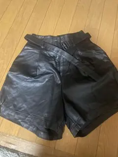 INGNI黒 レザー ベルト付きショートパンツ