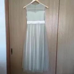 ペールグリーンのドレスのサムネイル