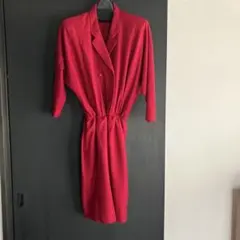 赤い長袖ひざ丈ワンピース
