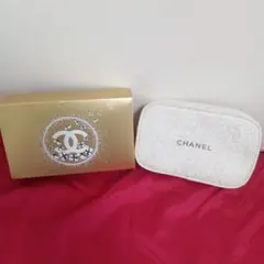 CHANEL ノベルティポーチ　ロゴ入り ホワイト（ゴールドラメ入り）