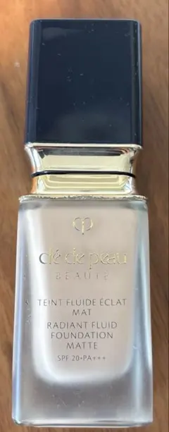 クレ・ド・ポー ボーテ タンフリュイドエクラ マット　オークル10