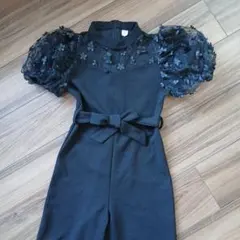 黒い花柄フリル袖ジャンプスーツ