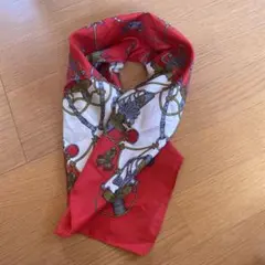 スカーフ　レッド系　大判タイプ　装飾的デザイン