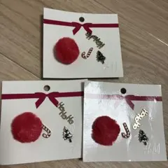 H&M 赤いポンポンとクリスマスモチーフのピンズのサムネイル