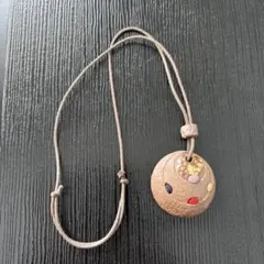 陶器製円形ペンダント