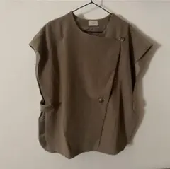 meri Vネックウエストマークブラウス カシュクール風ベスト <未使用品