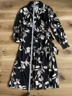 H&M ボタニカル柄 ラップワンピースのサムネイル