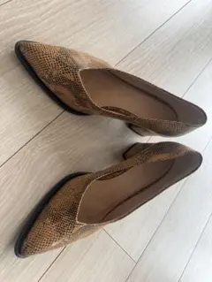 CLANE クラネ　Vカットローヒールパンプス　36 パイソン柄 パンプスのサムネイル