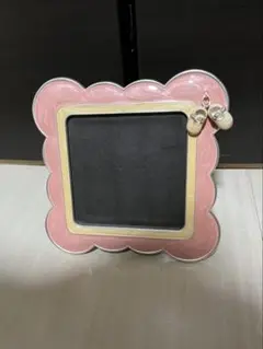 ピンク スカロップ型 フォトフレーム　チャーム付き