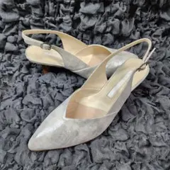 【極美品】ヨシト バックベルトパンプス シルバー 22.5cmのサムネイル