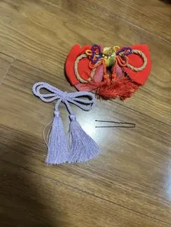 赤いリボン型髪飾りとタッセル