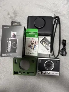 FUJIFILM instax mini Evo 本体と付属品