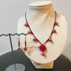 レッドローズのネックレス…とペアのピアス、  セットで