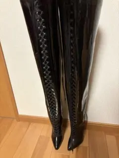 黒のレースアップニーハイブーツ