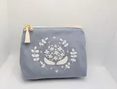 手刺繍ポーチ　ビーズ　花