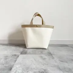 ハンドメイド 舟形トートMアイボリー裏地ベージュボタンゴールド