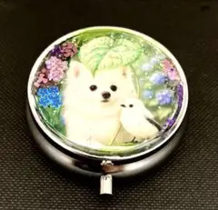 ハンドメイドピルケース(紫陽花の葉っぱで雨宿りするポメラニアンとシマエナガ)