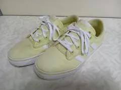 アディダス ライトイエロー スニーカー