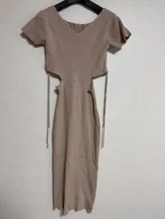 GRLベージュ 半袖 ニットワンピース カットアウト