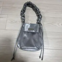 un/neu アンノイ　ギャザーハンドルサテンフラップバッグ　シルバー