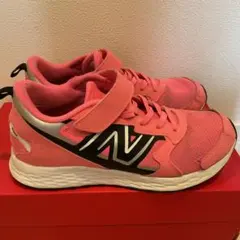 ニューバランス可愛いピンク22.5cm 　マジックテープ＆ゴムひもタイプ