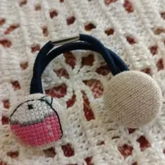 クロスステッチ　ハンドメイド　ヘアゴム　くるみボタン　シマエナガ