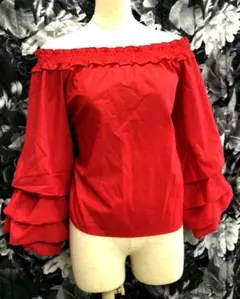 オフショルダー赤ブラウス