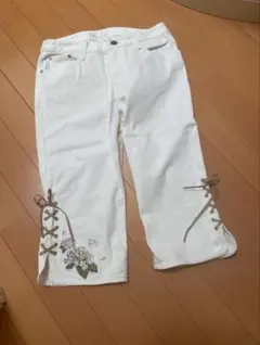 【ピンクハウス】膝下丈ホワイトデニムパンツ　 フラワーアップリケのサムネイル