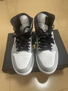 Nike Air Jordan 1 ライトスモークグレー MIDのサムネイル