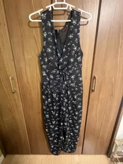 黒花柄ノースリーブサロペット