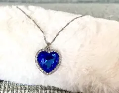 青いハート型　クリスタルネックレス