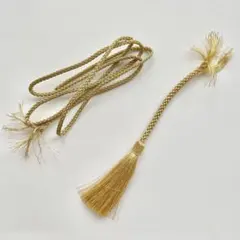 金色の紐とタッセル付き紐