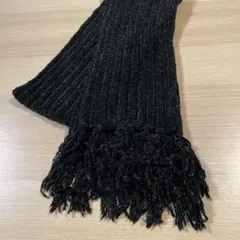リブ編みフリンジ付き黒マフラー