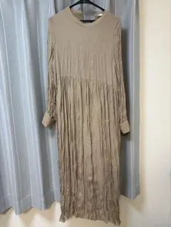 ベージュ プリーツ加工 ロングワンピース 長袖