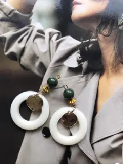 no. 98 ダークグリーンとオフホワイトリングピアス/イヤリング