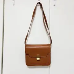 ブラウン フラップ付きショルダーバッグ