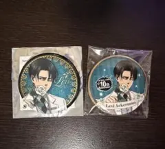 進撃の巨人 カラオケの鉄人 リヴァイ 白スーツ 缶バッジ 2点セット
