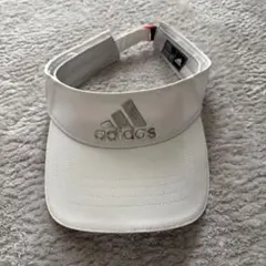 adidasのサンバイザーです