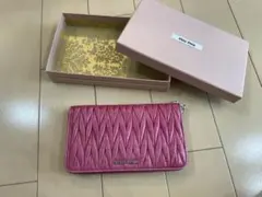 Miu Miu ミュウミュウ長財布 マテラッセピンク　ラウンドファスナー 箱付きのサムネイル