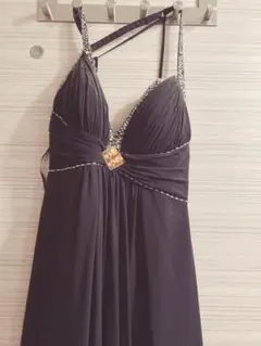 ビーズ装飾付き黒ストラップドレス