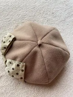 ドット柄リボン付きベージュ帽子