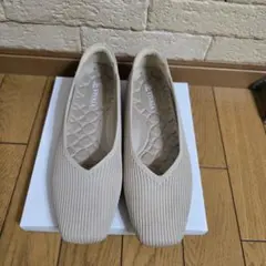 ビバイア　パンプス　フラット　Vカット スクエア ベージュ