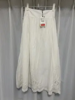刺繍入りホワイトロングスカート