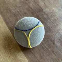 グレーの球形ブローチ