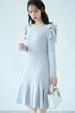 フリル付き切り替えケーブル編みニットワンピース　アイスグレー