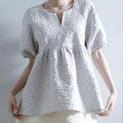 セゾンドパピヨン フクレジャガード生地キーネックブラウス凹凸花柄パール グレーMのサムネイル